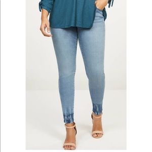 NWT Signature Fit Skinny Jean, Dip Dye Hem